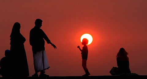 People enjoying sunset at Fort Kochi. (EPS |Melton Antony)