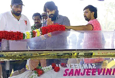 Director Tarun Sudhir and actor Yash pay their last respects to Kashinath at APS College Grounds in Bengaluru on Thursday | nagaraja gadekal