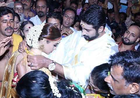 Malayalam actor Bhavana on Monday has married Kannada producer Naveen, whom she has been dating for some time now. IN PIC: Naveen ties the knot with Bhavana at the ceremony. (Photo | EPS)