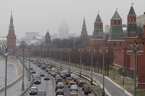 Vehicles drive past the wall and towers of the Kremlin in central Moscow, Russia November 29, 2017. (Reuters)