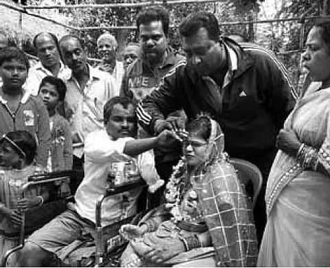 Two visually impaired tie knot in Jagatsinghpur