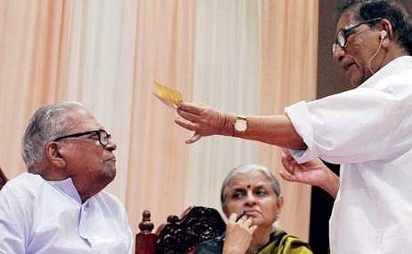 M M Abdullahkutty, a senior citizen and resident of Fort Kochi who has been running from pillar to post in connection with a 16-year-long property dispute case, airing his grievance before Kerala Administrative Reforms Commission chairman V S Achuthananda