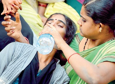 A relative tries to console Radhamma, wife of Narayanaswamy, who died while cleaning an STP tank in an apartment in Bengaluru on Sunday | PUSHKAR V