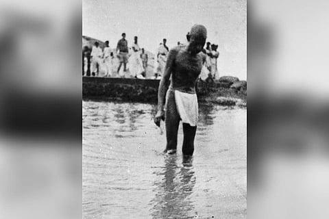 1921 Madurai: A fully-clad Gandhi visited Madurai in 1921 and it is where he adopted 'half-naked fakir' costume. The attire thereafter became his trademark (Photo | National Gandhi Museum)