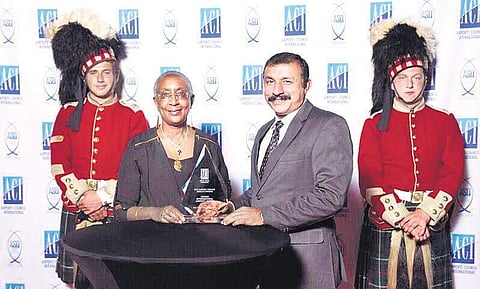 ACI chief Angela Gittens hands over the award to CIAL operations senior manager Manu G. | EPS
