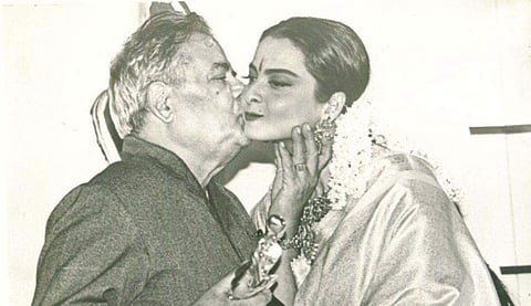 Actor Gemini Ganesan kissing his daughter and Bollywood actress Rekha after receiving the life-time Achievement Award. (File | EPS)