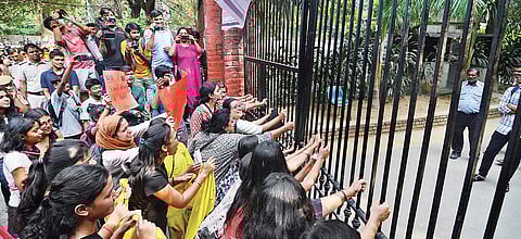 Members of women students’ collective Pinjra Tod protest over their demands for secure, affordable and non-discriminatory hostels  in DU. | Naveen Kumar