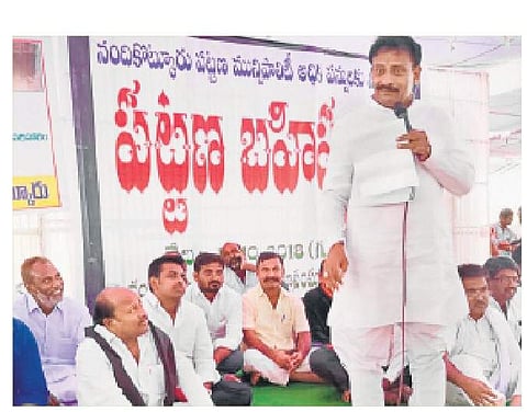 People of Nandikotkur in Kurnool district, decided to vent their anger by boycotting themselves from the town on Thursday| EPS