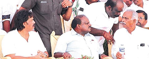 JD(S) leader M Srikanth has a word with Congress’ Kagodu Thimmappa while Kumaraswamy and Madhu Bangarappa look on, in Shivamogga on Tuesday | Shimoga Nandan