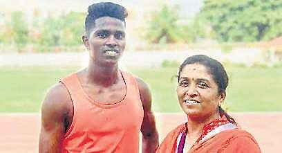 Praveen Chitravel with his coach Indira Suresh | EXPRESS