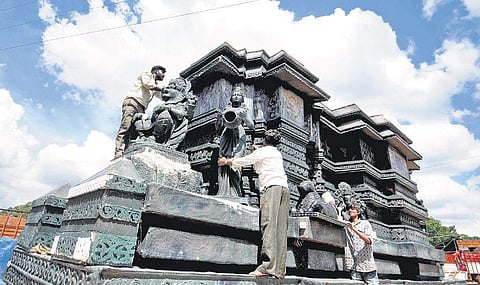 Artistes making a tableau for Dasara procession in Mysuru on Wednesday | s udayshankar