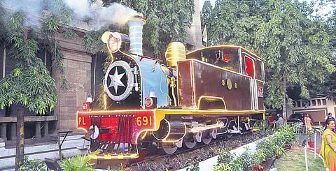 Steam loco PL 691 in front of the Southern Railway headquarters in the city  |  Express