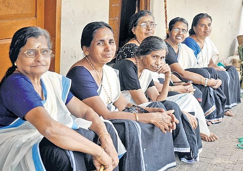 Women devotees taking rest in front of Malikapuram temple |  Express