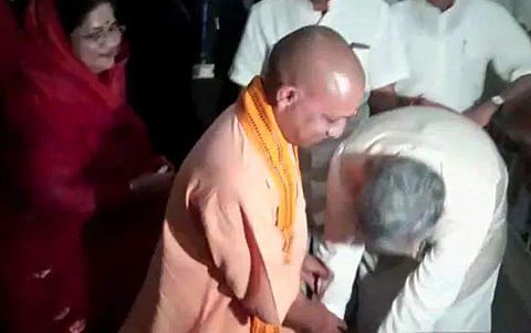 Uttar Pradesh CM Yogi Adityanath (L) and his Chhattisgarh counterpart Raman Singh. (Photo | Video Screengrab)