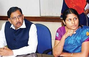 DyCM G Parameshwara holds a meeting with BBMP officials while Mayor Gangambike Mallikarjun looks on