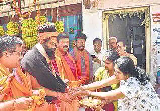 Dattamala devotees collecting  alms at Chikkamagaluru on Saturday |express