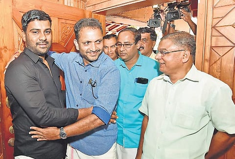 BJP state general secretary K Surendran calling on the bereaved family of P B Abdul Razak in Kasargod. (Photo | EPS)