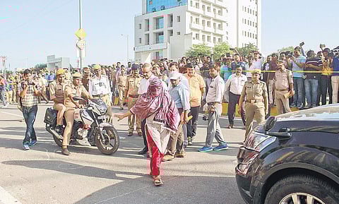 SIT members reconstruct the crime scene pertaining to the murder of the Apple executive Vivek Tiwari in the presence of his colleague Sana, in Lucknow on Tuesday (Photo | PTI)
