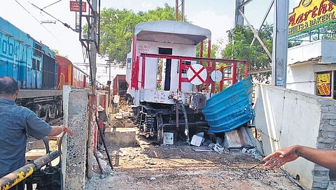 Goods wagons that rolled back at the dead end of the track, after hitting the electronic weigh bridge  | Express