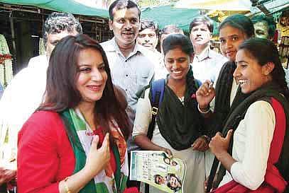 Actress and JD(S) star campaigner Pooja Gandhi seen campaigning for  Madhu Bangarappa in Gandhi Bazaar in Shivamogga on Monday |  Shimoga Nandan