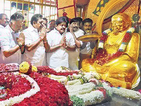 CM Edappadi K Palaniswami and Deputy CM O Panneerselvam pay homage to Muthuramalinga Thevar at his memorial in Pasumpon  | Ponmalar
