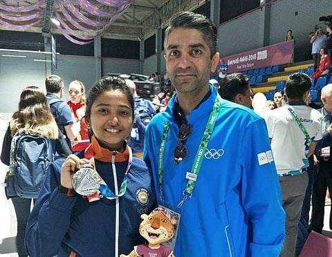 Mehuli Ghosh, who won silver in Buenos Aires, poses with Abhinav Bindra. (Photo | Abhinav Bindra Twitter)