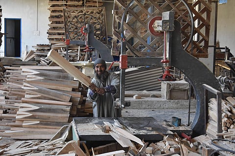 More than 100 families along the Halmulla-Sangam stretch of the Jammu-Srinagar highway make up India's largest cricket-bat-manufacturing belt (Photo | Zahoor Punjabi)