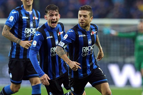 Atalanta's Alejandro Dario Gomez, right, celebrates after scoring his side's 4th goal during the Serie A soccer match between Atalanta and Inter Milan. (Photo: AP)