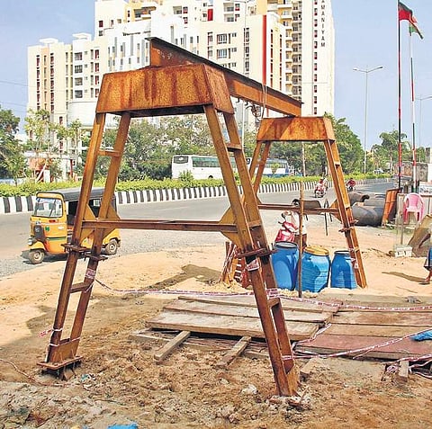 The site from where a 40-ft sewage pipe was laid under KK Salai in Sholinganallur without any digging activity. | (Debadatta Mallick | EPS)