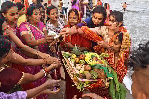 Thousands of devotees gathered at Marina beach in Chennai to pay obeisance to the Sun God. (Ashwin Prasath | EPS)