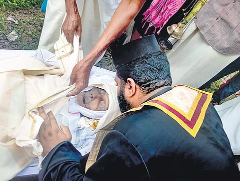 Fr Georgee John performing the last rites of Varghese Mathew Pallikalethu alias Mathukutty, at the St Mary’s church at Kattachira on Tuesday