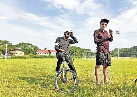 L to R: Parimal and Thirumali shooting for Swayambhu