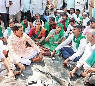 Farmer leader Mahadev Madiwal addressing protesters