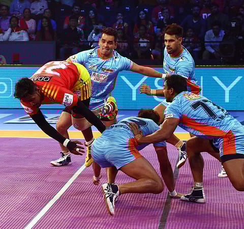 Gujarat Fortunegiants crushed Bengal Warriors 35-23 in PKL. (Photo: Twitter / ProKabaddi)