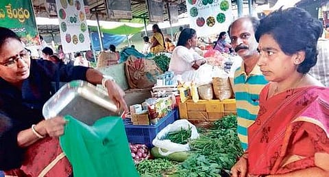Organic vegetable stalls fail to attract crowd in Rythu bazaar due to high prices