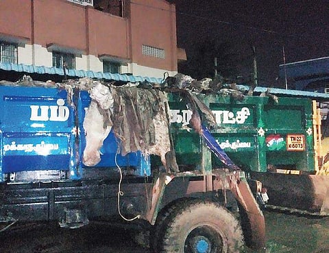 Three lorries from the Pammal Municipality came to a burial ground in Thiruneermalai to dump waste