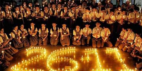 Children light candles in tribute to the victims of 26/11. (Photo: File / PTI)