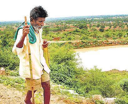 82-year-old Kaamegowda has created 14 ponds in his village Daasanadoddi | pandarinath b
