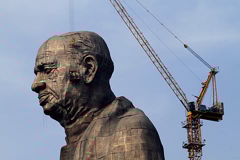 The Statue of Unity is 100 times taller than you if your height is 6 feet! A total of 250 engineers and 3,400 labourers used 3,550 tonnes of bronze, 6000 tonnes of structured steel and 18,000 tonnes of reinforced steel to construct the statue. (Photo | Tw