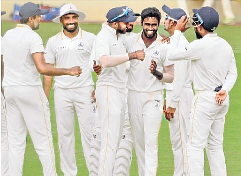M Mohammed (3rd R) became the sixth Tamil Nadu bowler to claim a hat-trick in Ranji Trophy on Friday | D SAMPATHKUMAR