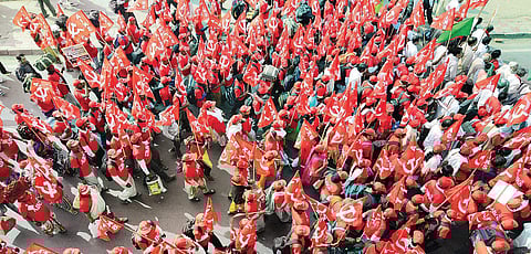 AIKSCC members and farmers from across the country march towards the heart of the capital  on the first day of the two-day march in New Delhi (Photo | EPS)