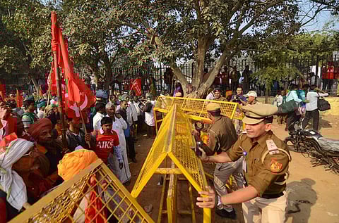 Kisan Rally March moving towards parliament Street in New Delhi on Friday. | (Shekhar Yadav | EPS)