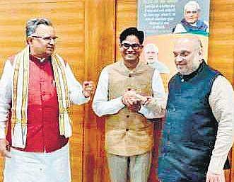 Former Raipur collector O P Choudhary (Center). (Photo | EPS)