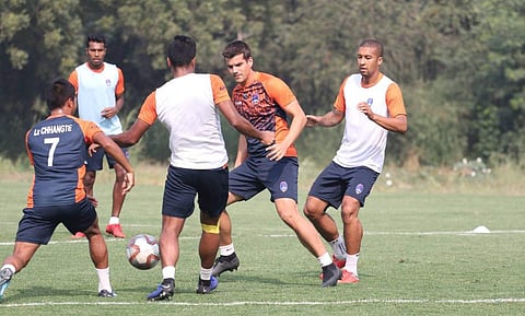 Delhi Dynamos players during a practice session (Photo | Twitter/@JamshedpurFC)