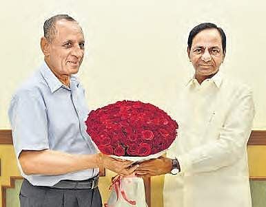 Telangana Chief Minister K Chandrasekhar Rao with Governor ESL Narasimhan on Tuesday (File Photo | EPS)