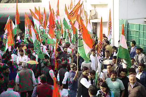 Congress workers gather outside Rajasthan party chief Sachin Pilot's house in Jaipur. (Photo | EPS)
