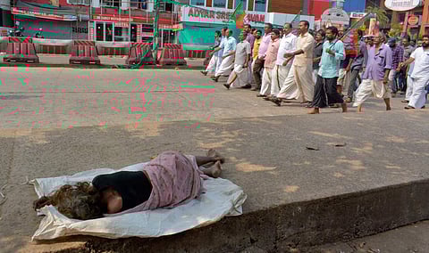 People sleeping in front of the eateries at Mofusal Bus Stand as hotels and shops were closed due to the BJP hartal in Kozhikode. (Photo |EPS/Manu R Mavelil)