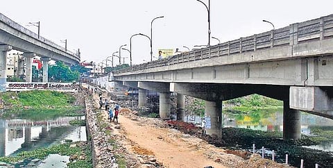 The bridge on Jawaharlal Nehru Salai at Ekkaduthangal. | (Kavitha Shanmugam | EPS)