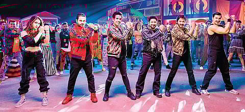 Golmaal team in the song Aankh Maare