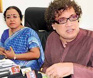 Passenger Services Committee president Derek O’Brien making a point during a press conference at Rail Nilayam in Secunderabad on Monday. (ENS)